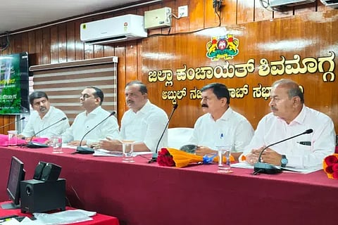 ಶಿವಮೊಗ್ಗ ಜಿಪಂ ಸಭಾಂಗಣದಲ್ಲಿ ಆರೋಗ್ಯ ಮತ್ತು ಕುಟುಂಬ ಕಲ್ಯಾಣ ಸಚಿವ ಯು.ಟಿ.ಖಾದರ್ ಇಲಾಖೆಯ ಪ್ರಗತಿ ಪರಿಶೀಲನಾ ಸಭೆ ನಡೆಸಿದರು. ಆರಗ ಜ್ಞಾನೇಂದ್ರ, ಎಸ್.ಚನ್ನಬಸಪ್ಪ, ಡಿ.ಎಸ್.ಅರುಣ್, ಪ್ರಭುಲಿಂಗ ಕವಳಿಕಟ್ಟಿ ಇದ್ದರು. 