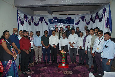job fair ಹುಬ್ಬಳ್ಳಿಯ ವೇಮನ ವಿದ್ಯಾವರ್ಧಕ ಸಂಘದ ಕೆ.ಎಚ್​. ಪಾಟೀಲ ವಾಣಿಜ್ಯ ಮಹಾವಿದ್ಯಾಲಯದಲ್ಲಿ ಭಾನುವಾರ ಏರ್ಪಡಿಸಿದ್ದ ಉದ್ಯೋಗ ಮೇಳ ಉದ್ಘಾಟನೆಯಲ್ಲಿ ಉಪಾಧ್ಯಕ್ಷ ಆರ್​.ಟಿ. ಜಂಗಲ, ಆರ್​.ಕೆ. ಪಾಟೀಲ, ಜಿ.ಬಿ. ಗೌಡಪ್ಪಗೋಳ, ಎಸ್​.ಬಿ. ಸಣಗೌಡರ ಇತರರು ಇದ್ದರು.