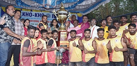 ತುಮಕೂರಿನಲ್ಲಿ ನಡೆದ ರಾಷ್ಟ್ರೀಯ ಖೋ ಖೋ ಚಾಂಪಿಯನ್​ಶಿಪ್​ನ ಪ್ರಥಮ ಆವೃತ್ತಿಯಲ್ಲಿ ಗೆದ್ದ ಆತಿಥೇಯ ಕರ್ನಾಟಕ ಪುರುಷರ ತಂಡಕ್ಕೆ ಜಿಲ್ಲಾಧಿಕಾರಿ ಶುಭಕಲ್ಯಾಣ್​ ಚಾಂಪಿಯನ್​ ಪ್ರಶಸ್ತಿ ಪ್ರದಾನ ಮಾಡಿದರು. ತಹಸೀಲ್ದಾರ್​ ರಾಜೇಶ್ವರ್​, ಪಂದ್ಯಾವಳಿ ಸಂಟನೆಯ ಚಿನ್ನಮೂರ್ತಿ, ಶಿವಮೂರ್ತಿ, ಸುರೇಶ್​ ಶರ್ಮ, ನರಸಿಂಹರಾಜು, ಗುರುಪ್ರಸಾದ್​ ಮತ್ತಿತರರು ಇದ್ದರು.