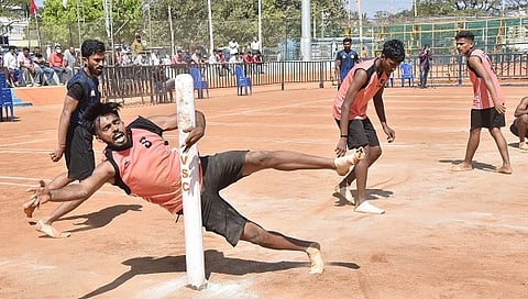 ಖೋಖೋ ಪಂದ್ಯದಲ್ಲಿ ದಕ್ಷಿಣ  ಕನ್ನಡದ ಆಟಗಾರನ ಪೋಲ್​ ಡೈವ್​.