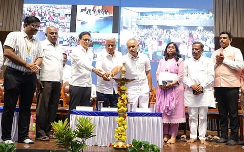 ತುಮಕೂರಿನಲ್ಲಿ ಕೃಷಿ ಇಲಾಖೆ ಆಯೋಜಿಸಿದ್ದ ಪ್ರಧಾನಮಂತ್ರಿ ಕಿಸಾನ್​ ಸಮ್ಮಾನ್​ ನಿಧಿ ಯೋಜನೆಯ 23ನೇ ಕಂತಿನ ಆರ್ಥಿಕ ನೆರವು ಬಿಡುಗಡೆಗೊಳಿಸುವ ಕಾರ್ಯಕ್ರಮವನ್ನು ಕೇಂದ್ರ ಸಚಿವ ವಿ.ಸೋಮಣ್ಣ ಉದ್ಘಾಟಿಸಿದರು. ಜಿ.ಬಿ.ಜ್ಯೋತಿಗಣೇಶ್​, ಬಿ.ಸುರೇಶಗೌಡ, ಶುಭಕಲ್ಯಾಣ್​, ಲಕ್ಷ್ಮಣ್​ ಕಳ್ಳೆಣ್ಣವರ್​, ಲೋಗಾನಾದನ್​,  ವೈ.ಎಚ್​.ಹುಚ್ಚಯ್ಯ ಇದ್ದರು. 