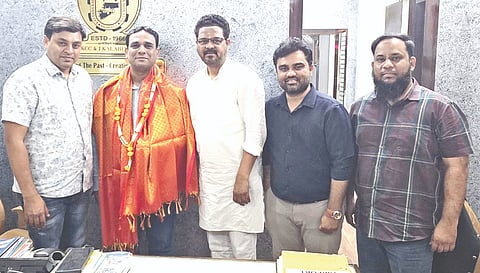 ಕಲಬುರಗಿ ಕೆಕೆಸಿಸಿಐಗೆ ಬುಧವಾರ ಭೇಟಿ ನೀಡಿದ್ದ ಸ್ಟಾರ್​ಏರ್​ ದಕ್ಷಿಣ ವಿಭಾಗದ ಪ್ರಾದೇಶಿಕ ಮಾರಾಟ ವ್ಯವಸ್ಥಾಪಕ ಮೊಹಮ್ಮದ್​ ಸೋಹೈಲ್​ ಅಹ್ಮದ್​ ಅವರನ್ನು ಸಂಸ್ಥೆಯ ಅಧ್ಯಕ್ಷ ಶರಣಬಸಪ್ಪ ಪಪ್ಪ ಸತ್ಕರಿಸಿದರು. ಕಾರ್ಯದರ್ಶಿ ಶಿವರಾಜ ಇಂಗಿನಶೆಟ್ಟಿ ಇತರರಿದ್ದರು.