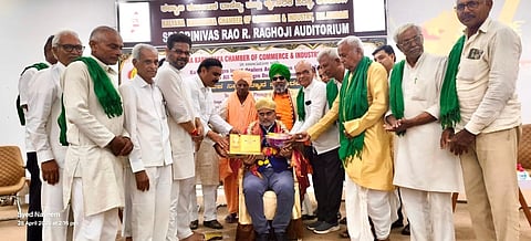 ಕಲಬುರಗಿ ಕೆಕೆಸಿಸಿಐ ಸಭಾಂಗಣದಲ್ಲಿ ಮಂಗಳವಾರ ನಡೆದ ಸಮಾರಂಭದಲ್ಲಿ ಜಂಟಿ ಕೃಷಿ ನಿರ್ದೇಶಕ ಸಮದ್​ ಪಟೇಲರನ್ನು ಸತ್ಕರಿಸಿ, ಗೌರವಿಸಲಾಯಿತು. ಚಿಣಮಗೆರೆ ಮಠದ ಪೂಜ್ಯ ಸಿದ್ದರಾಮ ಶಿವಯೋಗಿಗಳು, ಬಬಲಾದ ಮಠದ ಪೂಜ್ಯ ಗುರುಪಾದಲಿಂಗ ಮಹಾಸ್ವಾಮಿಗಳು, ಶರಣಬಸಪ್ಪ ಪಪ್ಪಾ, ಚಂದ್ರಶೇಖರ ತಳ್ಳಳ್ಳಿ, ಬಸವರಾಜ ಮಂಗಲಗಿ, ಅಂಕುಶ್​ ಶಾ ಇತರರಿದ್ದರು.