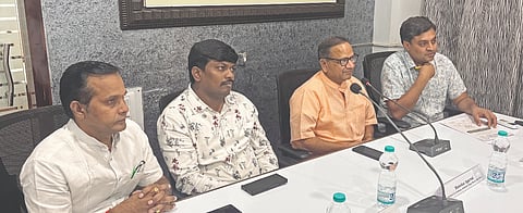 ಕಲಬುರಗಿ ಕೆಕೆಸಿಸಿಐ ಸಭಾಂಗಣದಲ್ಲಿ ಗುರುವಾರ ನಡೆದ ವ್ಯಾಪಾರಿಗಳೊಂದಿಗೆ ಸಂವಾದ ಕಾರ್ಯಕ್ರಮದಲ್ಲಿ ಮನೋಹರ ಅಗರವಾಲ್​, ಶಿವರಾಜ ಇಂಗಿನಶೆಟ್ಟಿ, ಕೇದಾರ್​ ರೂಜಿ, ರಾಜಶೇಖರ ಇದ್ದರು.
