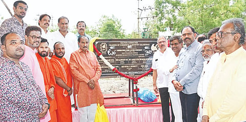 ಕಲಬುರಗಿ ಜಸ್ಟ್​ ಕ್ಲಬ್​ ಹಿಂಭಾಗದಲ್ಲಿ ನಿರ್ಮಿಸಲು ಉದ್ದೇಶಿಸಿರುವ ಕೆಕೆಸಿಸಿಐ ಡೈಮಂಡ್​ ಜುಬಿಲಿ ಬಿಜಿನೆಸ್​ ಇನ್​ಕ್ಯುಬೇಶನ್​ ಮತ್ತು ತರಬೇತಿ ಕೇಂದ್ರದ ಭೂಮಿಪೂಜೆ ಭಾನುವಾರ ನಡೆಯಿತು. ಶ್ರೀ ಚರಲಿಂಗ ಮಹಾಸ್ವಾಮೀಜಿ, ಶಾಸಕರಾದ ಅಲ್ಲಮಪ್ರಭು ಪಾಟೀಲ್​, ಬಸವರಾಜ ಮತ್ತಿಮಡು, ಶಶೀಲ್​ ನಮೋಶಿ, ಕೆಕೆಸಿಸಿಐ ಅಧ್ಯಕ್ಷ ಶರಣಬಸಪ್ಪ ಪಪ್ಪಾ, ಅಮರನಾಥ ಪಾಟೀಲ್​, ಶಿವರಾಜ ಇಂಗಿನಶೆಟ್ಟಿ, ಉಮಾಕಾಂತ ನಿಗ್ಗುಡಗಿ, ರಾವೇಂದ್ರ ಮೈಲಾಪುರ, ಉತ್ತಮ ಬಜಾಜ್​ ಇತರರಿದ್ದರು.