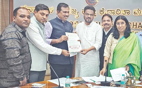 ಬೆಂಗಳೂರಿನಲ್ಲಿ ಎಫ್​ಕೆಸಿಸಿಐ ಗುರುವಾರ ಆಯೋಜಿಸಿದ್ದ ಸಂವಾದ ಕಾರ್ಯಕ್ರಮದಲ್ಲಿ ಕೆಕೆಸಿಸಿಐ ಅಧ್ಯಕ್ಷ ಶರಣಬಸಪ್ಪ ಪಪ್ಪಾ, ಕಾರ್ಯದರ್ಶಿ ಶಿವರಾಜ ಇಂಗಿನಶೆಟ್ಟಿ ಅವರು ಕೆಐಎಡಿಬಿ ಸಿಇಒ ಗೋವಿಂದರೆಡ್ಡಿ ಅವರಿಗೆ ಮನವಿಪತ್ರ ಸಲ್ಲಿಸಿದರು. ಉಮಾ ರೆಡ್ಡಿ ಇತರರಿದ್ದರು.