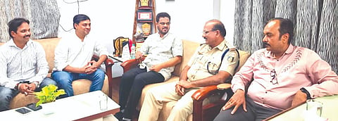 ಕಲಬುರಗಿ ಕೆಕೆಸಿಸಿಐ ಸಭಾಂಗಣದಲ್ಲಿ ಅಧ್ಯಕ್ಷ ಶರಣಬಸಪ್ಪ ಪಪ್ಪಾ, ಪದಾಧಿಕಾರಿಗಳೊಂದಿಗೆ ಎಸಿಪಿ (ಸಂಚಾರ) ಡಿ.ಟಿ.ಪ್ರಭು ಸೋಮವಾರ ಸಂವಾದ ನಡೆಸಿದರು. ಕಾರ್ಯದರ್ಶಿ ಶಿವರಾಜ ಇಂಗಿನಶೆಟ್ಟಿ, ಅಮಿತ್​ ಜೈನ್​ ಇತರರಿದ್ದರು.