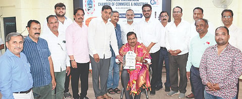 ಕಲಬುರಗಿ ಕೆಕೆಸಿಸಿಐ ಸಭಾಂಗಣದಲ್ಲಿ ಗುರುವಾರ ನಡೆದ ಸಂವಾದ ಕಾರ್ಯಕ್ರಮದಲ್ಲಿ ಕೆಐಎಡಿಬಿ ಸಿಇಒ ಗೋವಿಂದರೆಡ್ಡಿ ಅವರನ್ನು ಸತ್ಕರಿಸಲಾಯಿತು. ಶರಣಬಸಪ್ಪ ಪಪ್ಪಾ, ಶಿವರಾಜ ಇಂಗಿನಶೆಟ್ಟಿ, ಅಬ್ದುಲ್​ ಅಜೀಮ್​, ಅಭಿಜಿತ್​ ಪಡಶೆಟ್ಟಿ, ಉತ್ತಮ ಬಜಾಜ್​, ರವಿಶಂಕರ ಜಮದರಖಾನಿ ಇತರರಿದ್ದರು.