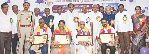 ಕಲಬುರಗಿ ಕೆಕೆಸಿಸಿಐ ಸಭಾಂಗಣದಲ್ಲಿ ಸರ್ಕಾರಿ, ಅರೆ ಸರ್ಕಾರಿ ನೌಕರರ ಗೃಹ ನಿರ್ಮಾಣ ಸಹಕಾರ ಸಂಘದಿಂದ ಭಾನುವಾರ ಹಮ್ಮಿಕೊಂಡಿದ್ದ ಸಮಾರಂಭದಲ್ಲಿ ವಿವಿಧ ಕ್ಷೇತ್ರದ ಸಾಧಕರಿಗೆ ಪ್ರಶಸ್ತಿ ನೀಡಿ ಗೌರವಿಸಲಾಯಿತು. ಶರಣಬಸಪ್ಪಗೌಡ ದರ್ಶನಾಪುರ, ಅಲ್ಲಮಪ್ರಭು ಪಾಟೀಲ್​, ಬಿ.ಎಸ್​.ದೇಸಾಯಿ, ಡಾ.ಶರಣಪ್ಪ ಎಸ್​.ಡಿ, ಡಾ.ನಾ.ಸೋಮೇಶ್ವರ ಇತರರಿದ್ದರು.