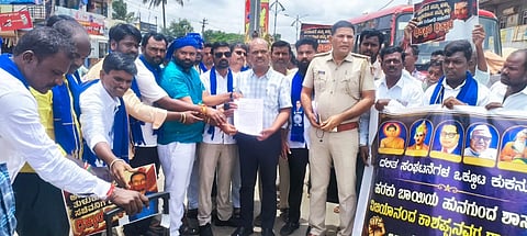 ಕುಕನೂರಿನಲ್ಲಿ ತಹಸೀಲ್ದಾರ್ ಬಸವರಾಜ ಬೆಣ್ಣೆಶಿರೂರುಗೆ ದಲಿತ ಸಂಘಟನೆಗಳ ಒಕ್ಕೂಟದ ಕಾರ್ಯಕರ್ತರು ಸೋಮವಾರ ಮನವಿ ಸಲ್ಲಿಸಿದರು. ಪ್ರಮುಖರಾದ ಲಕ್ಷ್ಮಣ ಕಾಳಿ, ಸುರೇಶ ಬಳೂಟಗಿ, ಪ್ರಕಾಶ ರಾಜೂರು, ಸಿದ್ದು ಮಣ್ಣಿನವರ, ಸಿದ್ದು ವಾಲ್ಮೀಕಿ ಇತರರಿದ್ದರು.