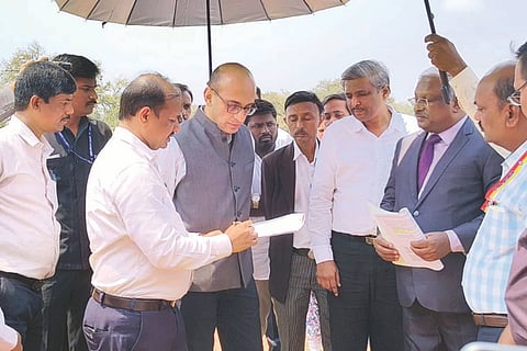 ಕುಕನೂರಿನ ಗುದ್ನೆಪ್ಪನಮಠದ ನಿವೇಶನದಲ್ಲಿ ಮಂಜೂರಾದ ತಾಲೂಕು ನ್ಯಾಯಾಲಯದ ಕಟ್ಟಡ ನಿರ್ಮಾಣಕ್ಕಾಗಿ ಗುರುತಿಸಲಾದ ಜಾಗಕ್ಕೆ ಹೈಕೋರ್ಟ್ ನ್ಯಾ.ಸಿ.ಎಂ.ಪೂಣಚ್ಚ ಭೇಟಿ ನೀಡಿ ಪರಿಶೀಲಿಸಿದರು. ಪ್ರಧಾನ ಜಿಲ್ಲಾ ಮತ್ತು ಸತ್ರ ನ್ಯಾ.ಸಿ.ಚಂದ್ರಶೇಖರ್, ಹೆಚ್ಚುವರಿ ಜಿಲ್ಲಾ ಮತ್ತು ಸತ್ರ ನ್ಯಾ.ಡಿ.ಕೆ.ಕುಮಾರ, ಉಪ ವಿಭಾಗಾಧಿಕಾರಿ ಕ್ಯಾಪ್ಟನ್ ಮಹೇಶ್ ಮಾಲಗತ್ತಿ, ಡಿವೈಎಸ್ಪಿ ಪಿ.ಮುತ್ತಣ್ಣ ಸರ್ವಗೋಳ್ ಇದ್ದರು.