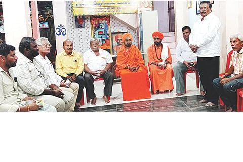ಕುಕನೂರಿನಲ್ಲಿ ಹಮ್ಮಿಕೊಂಡಿದ್ದ ಶಾಸಕ ಶಾಮನೂರು ಶಿವಶಂಕರಪ್ಪಗೆ ಶ್ರದ್ಧಾಂಜಲಿ ಕಾರ್ಯಕ್ರಮದಲ್ಲಿ ಜಿಲ್ಲಾ ವೀರಶೈವ ಮಹಾಸಭಾ ಸದಸ್ಯ ಎಂ.ಎಸ್.ಹಿರೇಮಠ ಮಾತನಾಡಿದರು. ತಾಲೂಕು ಅಧ್ಯಕ್ಷ ಬಸವನಗೌಡ ಪಾಟೀಲ್, ಡಾ.ಮಹಾದೇವ ಸ್ವಾಮೀಜಿ, ಇಟಗಿ ಶ್ರೀ ಗುರುಶಾಂತವೀರ ಸ್ವಾಮೀಜಿ, ಪ್ರಮುಖರಾದ ಈರಣ್ಣ ಅಣ್ಣಿಗೇರಿ, ಬಸಣ್ಣ ದಿವಟರ, ಮಲ್ಲಿಕಾರ್ಜುನ ಕರಮುಡಿ, ತಿಪ್ಪಣ್ಣ ಚಿಕ್ಕಮ್ಯಾಗೇರಿ ಇತರರಿದ್ದರು.