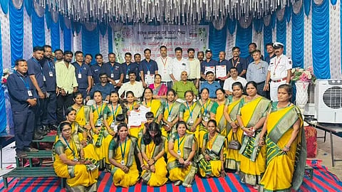 ವಿಜಯನಗರ ಜಿಲ್ಲೆಯ ಕೂಡ್ಲಗಿ ಘಟಕದಲ್ಲಿ ಇತ್ತೀಚಿಗೆ ಆಯೋಜಿಸಿದ್ದ ಇಂಧನ ಉಳಿತಾಯ ಮಾಡಿದ ಅಧಿಕಾರಿ, ಸಿಬ್ಬಂದಿಗೆ ನಗದು ಬಹುಮಾನ ನೀಡಿ ಗೌರವಿಸಲಾಯಿತು. ಕೆಕೆಆರ್​ಟಿಸಿ ಅಧ್ಯಕ್ಷ ಅರುಣಕುಮಾರ ಎಂ.ವೈ.ಪಾಟೀಲ್​, ನಿಗಮದ ವ್ಯವಸ್ಥಾಪಕ ನಿರ್ದೇಶಕಿ ಡಾ.ಬಿ.ಸುಶೀಲಾ ಇತರರಿದ್ದರು.