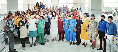 kle hpv ಕೆಎಲ್​ಇ ಸಂಸ್ಥೆಯ ಎಚ್​ಪಿವಿ ವ್ಯಾಕ್ಸಿನೇಶನ್​ ಅಭಿಯಾನದಲ್ಲಿ ವೈದ್ಯಕಿಯ ತಂಡ ಅರ್ಹರಿಗೆ ಚುಚ್ಚುಮದ್ದು ನೀಡಿತು.