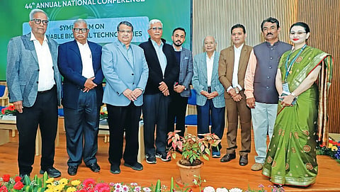 Bio fuel ಹುಬ್ಬಳ್ಳಿಯ ಕೆಎಲ್​ಇ ತಾಂತ್ರಿಕ ವಿಶ್ವವಿದ್ಯಾಲಯದಲ್ಲಿ ಸುಸ್ಥಿರ ಜೈವಿಕ ಇಂಧನ ತಂತ್ರಜ್ಞಾನಗಳ ಕುರಿತ ರಾಷ್ಟ್ರೀಯ ವಿಚಾರ ಸಂಕಿರಣದಲ್ಲಿ ಟ್ರೂಆಲ್ಟ್​ ಬಯೋಎನರ್ಜಿ ಸಂಸ್ಥಾಪಕ ವಿಜಯ ನಿರಾಣಿ, ರಾಮಕೃಷ್ಣ ವೈ.ಬಿ., ಆರ್​.ವಿ. ವಟ್ನಾಳ್​, ಪ್ರೊ. ಆನಂದ ಹಲಗೇರಿ, ಪ್ರೊ. ಸೀಮಾ ಪರೋಹ, ಪ್ರೊ. ಜಾಬಿನ್​ ಬಾಗೇವಾಡಿ ಇತರರು ಇದ್ದರು.