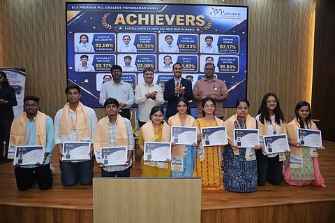 prerana felicitation ಹುಬ್ಬಳ್ಳಿಯ ಪ್ರೇರಣಾ ಪಪೂ ಕಾಲೇಜಿನಲ್ಲಿ ಸಾಧಕ ವಿದ್ಯಾರ್ಥಿಗಳನ್ನು ಸನ್ಮಾನಿಸಲಾಯಿತು. ಮಂಜುನಾಥ ಮುನವಳ್ಳಿ, ಸಂದೀಪ ಬೂದಿಹಾಳ, ಪ್ರೊ. ಕುಮಾರಸ್ವಾಮಿ ಮೇವುಂಡಿಮಠ, ಹನುಮಂತಪ್ಪ ಡಿ. ಇತರರು ಇದ್ದರು.