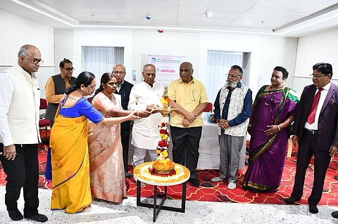 ಹುಬ್ಬಳ್ಳಿಯ ಗಬ್ಬೂರ ಕ್ರಾಸ್​ ಬಳಿ ನಿರ್ಮಾಣವಾಗಿರುವ ಕೆಎಲ್​ಇ ಸಂಸ್ಥೆಯ ಜೆಜಿಎಂಎಂ ವೈದ್ಯಕಿಯ ಮಹಾವಿದ್ಯಾಲಯ ಹಾಗೂ ಆಸ್ಪತ್ರೆಯಲ್ಲಿ (transgender clinic) ಸಂಪೂರ್ಣ ಒಪಿಡಿ ವಿಭಾಗವನ್ನು ಕೆಎಲ್​ಇ ನಿರ್ದೇಶಕ ಶಂಕರಣ್ಣ ಮುನವಳ್ಳಿ ಉದ್ಘಾಟಿಸಿದರು. ಡಾ. ಎಚ್​.ಎಚ್​. ಕುಕನೂರ, ಡಾ. ಶಾರದಾ ಮೆಟಗುಡ್​, ರಾಜರತ್ನ ಹರಿಗಲ್​, ಡಾ. ವಿ.ಎಸ್​. ಸಾಧುನವರ, ಡಾ. ವಿ.ಡಿ. ಪಾಟೀಲ, ಡಾ. ಎಂ.ಜಿ. ಹಿರೇಮಠ, ಇತರರು ಇದ್ದರು.