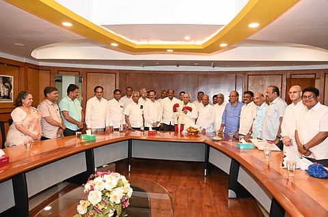 ಬೆಳಗಾವಿ ಕೆಎಲ್‌ಇ ಸಂಸ್ಥೆಯ ಪ್ರಧಾನ ಕಚೇರಿಯಲ್ಲಿ ಪದ್ಮಶ್ರೀ ಪುರಸ್ಕೃತ ಡಾ.ಪ್ರಭಾಕರ ಕೋರೆ ಅವರಿಗೆ ಕೆಎಲ್‌ಇ ಸಂಸ್ಥೆ ನೂತನ ಆಡಳಿತ ಮಂಡಳಿ ವತಿಯಿಂದ ಸನ್ಮಾನಿಸಲಾಯಿತು. ಮಹಾಂತೇಶ ಕೌಜಲಗಿ, ಮಹಾಂತೇಶ ಕವಟಗಿಮಠ, ಬಸವರಾಜ ತಟವಟಿ, ಶಂಕರಣ್ಣ ಮುನವಳ್ಳಿ, ಎಸ್.ಸಿ.ಮೆಟಗುಡ್ಡ, ಜಯಾನಂದ ಮುನವಳ್ಳಿ, ಡಾ.ವಿ.ಐ.ಪಾಟೀಲ, ಅಮಿತ ಕೋರೆ, ಡಾ.ಪ್ರೀತಿ ದೊಡವಾಡ ಇತರರಿದ್ದರು.