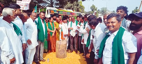ಕಲಘಟಗಿ ಪಟ್ಟಣದ ಆಂಜನೇಯ ಸರ್ಕಲ್ ಬಳಿ ರಸ್ತೆಯಲ್ಲಿ ಮೆಕ್ಕೆಜೋಳ ಸುರಿದು ಬಿಜೆಪಿ ವತಿಯಿಂದ ಶುಕ್ರವಾರ ಪ್ರತಿಭಟನೆ (Protest )ನಡೆಸಲಾಯಿತು. ನಾಗರಾಜ ಛಬ್ಬಿ, ನಿಂಗಪ್ಪ ಸುತಗಟ್ಟಿ, ಯಲ್ಲಾರಿ ಶಿಂಧೆ, ರವಿ ಅಲ್ಲಾಪೂರ, ಗೀತಾ ಮರಲಿಂಗಣ್ಣವರ, ಐ.ಸಿ. ಗೋಕುಲ, ಇತರರಿದ್ದರು.