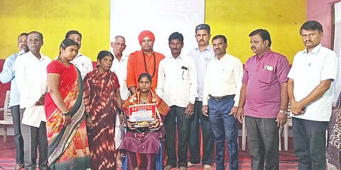 ಕುಳಗೇರಿ ಕ್ರಾಸ್‌ನ ಭೈರನಹಟ್ಟಿ ದೊರೆಸ್ವಾಮಿ ವಿರಕ್ತಮಠದಲ್ಲಿ ಹಮ್ಮಿಕೊಂಡಿದ್ದ ಕನ್ನಡ ಸಾಹಿತ್ಯ ಪರಿಷತ್ತಿನ ಸಂಸ್ಥಾಪನಾ ದಿನಾಚರಣೆಯಲ್ಲಿ ಪಿಯುಸಿಯಲ್ಲಿ ಸಾಧನೆ ಮಾಡಿದ ಅಲೆಮಾರಿ ಜನಾಂಗದ ನೀಲಾವತಿ ಯಣ್ಣಿ ಅವರನ್ನು ಸತ್ಕರಿಸಲಾಯಿತು.  ಶಾಂತಲಿಂಗ ಶ್ರೀಗಳು, ಬಿಆರ್‌ಸಿ ಬಿ.ಆರ್. ರಾಯನಗೌಡ್ರ, ಸಿ.ಎ್. ಕುರಿ, ಎಂ.ಡಿ. ಸಕ್ಕರಿ, ಜೆ.ಆರ್. ಕದಂ, ಸಂಗಪ್ಪ ಪೂಜಾರ, ಪ್ರೊ.ಆರ್ ಬಿ ಚಿನಿವಾಲರ, ಅಮರೇಶ ತೆಗ್ಗಿನಮನಿ ಮತ್ತಿತರರಿದ್ದರು.