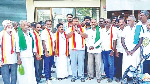 ಕೆ.ಎಂ.ದೊಡ್ಡಿಯ ಹಲಗೂರು ವೃತ್ತದಲ್ಲಿ ಕಸ್ತೂರಿ ಕರ್ನಾಟಕ ಜನಪರ ವೇದಿಕೆ ಮತ್ತು ಕರ್ನಾಟಕ ರಾಜ್ಯ ರೈತ ಸಂಘದ ಕಾರ್ಯಕರ್ಥರು ಪ್ರತಿಭಟನೆ ನಡೆಸಿದರು.