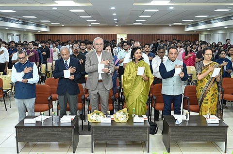 ಉಡುಪಿ ಮಣಿಪಾಲದ ಕೆಎಂಸಿಯಲ್ಲಿ ಅಂಗಾಂಗ ದಾನ ಜಾಗೃತಿಗಾಗಿ ವೈದ್ಯಕೀಯ ಶಿಕ್ಷಣ ತರಬೇತಿ ಕಾರ್ಯಾಗಾರ ನಡೆಯಿತು. ಅವ್ನಿಶ್​ ಸೇಠ್​, ಪಲ್ಲವಿ ಕುಮಾರ್​, ಎಂ.ಡಿ. ವೆಂಕಟೇಶ್​, ಡಾ. ಅನಿಲ್​ ಕೆ. ಭಟ್​, ಡಾ. ಸುಧಾಕರ್​ ಕಂಟಿಪುಡಿ, ಡಾ. ಅವಿನಾಶ್​ ಶೆಟ್ಟಿ ಹಾಗೂ ವಿದ್ಯಾರ್ಥಿಗಳು ಇದ್ದರು.