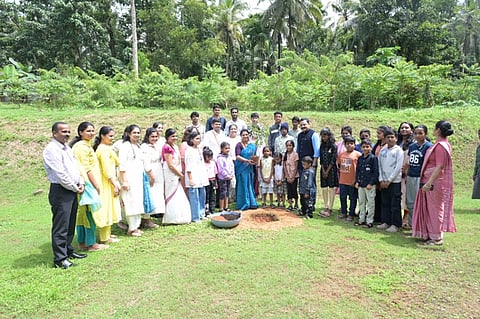 ಉಡುಪಿ ಮಣಿಪಾಲದಲ್ಲಿ ಕೆಎಂಸಿ ವತಿಯಿಂದ ಕ್ಯಾನ್ಸರ್​ನಿಂದ ಗುಣಮುಖರಾದ ಮಕ್ಕಳು ಮತ್ತು ಅವರ ಪಾಲಕರಿಗಾಗಿ ಆಯೋಜಿಸಿದ್ದ 'ವಿಂಗ್ಸ್​ ಆಫ್​ ಹೋಪ್​' ವಿಶೇಷ ಕಾರ್ಯಕ್ರಮದ ಸ್ಮರಣಾರ್ಥ ರೂಪಶ್ರೀ ವರ್ಕಾಡಿ ಗಿಡ ನೆಟ್ಟರು. ಡಾ. ಸುಧಾಕರ್​ ಕಂಟಿಪುಡಿ, ಡಾ. ಸೀಮಾ ರಾಜೇಶ್​ ರಾವ್​, ಡಾ. ವಾಸುದೇವ್​ ಭಟ್​ ಕೆ., ಡಾ. ಎಮಿನ್​ ಎ. ರಹಿಮಾನ್​, ಡಾ. ಅರ್ಚನಾ ಹಾಗೂ ಮಕ್ಕಳು ಇದ್ದರು.