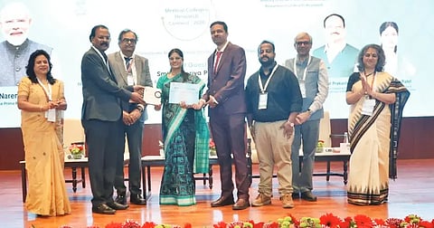 excellance award ಹುಬ್ಬಳ್ಳಿಯ ಕೆಎಂಸಿಆರ್​ಐ ನಿರ್ದೇಶಕ ಡಾ. ಈಶ್ವರ ಹೊಸಮನಿ, ಡಾ. ರಾಮ ಕೌಲಗುಡ್ಡ, ಡಾ. ಅರುಣ ಶೆಟ್ಟರ್​ ಅವರು ದೆಹಲಿಯಲ್ಲಿ ಏರ್ಪಡಿಸಿದ್ದ ಸಮಾರಂಭದಲ್ಲಿ ಶ್ರೇಷ್ಠತಾ ಪ್ರಶಸ್ತಿ ಸ್ವೀಕರಿಸಿದರು.
