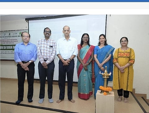 ಉಡುಪಿ ಮಣಿಪಾಲದ ಕೆಎಂಸಿಯಲ್ಲಿ ಆಯೋಜಿಸಿದ್ದ ವಿಚಾರ ಸಂಕಿರಣವನ್ನು ಪ್ರೊ. ಅಜಾಜ್​ ನಬಿ ಕೌಲ್​ ಉದ್ಘಾಟಿಸಿದರು. ಡಾ. ಕವಿತಾ ಸರವು, ಡಾ. ಕವಿತಾ ಶೆಟ್ಟಿಗಾರ್​, ಡಾ. ಏಂಜಲ್​ ಮಿರಾಕ್ಲಿನ್​, ಡಾ. ಅರವಿಂದ್​ ಎನ್​. ಪ್ರಭು, ಡಾ. ಮುರಳೀಧರ್​ ವರ್ಮ ಇದ್ದರು.