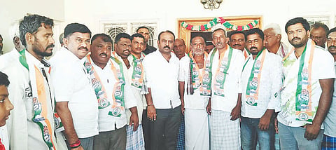  ಹೊಸುರು ಗ್ರಾಮದ ಹಲವು ಮುಖಂಡರು ಜೆಡಿಎಸ್ ಬಿಜೆಪಿ ತೊರೆದು ಕಾಂಗ್ರೆಸ್ ಸೇರ್ಪಡೆಯಾದರು.