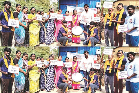 ಕಂಪ್ಲಿ ಎಂ.ಡಿ.ಕ್ಯಾಂಪ್‌ನಲ್ಲಿ ಬೀದಿ ನಾಟಕ ಪ್ರದರ್ಶನಕ್ಕೆ ಪುರಸಭೆ ಮಾಜಿ ಸದಸ್ಯ ಆಂಜನೇಯ ಚಾಲನೆ ನೀಡಿದರು. ಪ್ರಮುಖರಾದ ಕೆ.ಶೋಭಾ, ಗುರುಪಾದಮ್ಮ, ಈರಮ್ಮ, ಚಂದ್ರಲೇಖ ಇತರರಿದ್ದರು. 