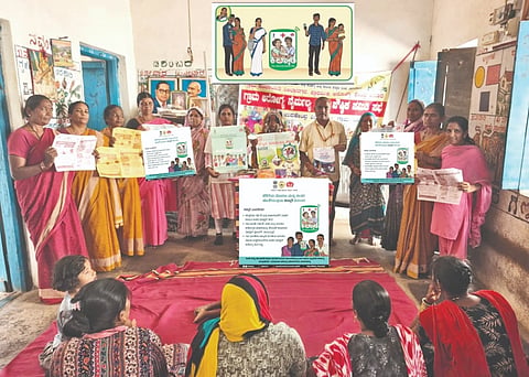  ಕಮತಗಿ ಸಮೀಪದ ಶಿರೂರಿನ ನೀಲಾನಗರದ ಅಂಗನವಾಡಿ ಕೇಂದ್ರದಲ್ಲಿ ಕಿಲ್ಕಾರಿ ಸೇವೆಯ ಕುರಿತು ಜಾಗೃತಿ ಕಾರ್ಯಕ್ರಮದಲ್ಲಿ  ಕಿಲ್ಕಾರಿ ಯೋಜನೆ ಪ್ರಚಾರ ಪ್ರತಿಯನ್ನು ಬಿಡುಗಡೆಗೊಳಿಸಿಲಾಯಿತು. ಆರೋಗ್ಯ ನಿರೀಕ್ಷಣಾಕಾರಿ ಕೆ.ಎ್. ಮಾಯಾಚಾರಿ, ಎಸ್.ಎಸ್. ಮೆಣಸಗಿ, ರಾಮವ್ವ ಗೌಡರ, ಅನುಷಾ ಖಂಡೊಬಾ, ಮಂಜುಳಾ ಕಟ್ಟಿಮನಿ, ಸುಮಿತ್ರಾ ಲಮಾಣಿ ಮತ್ತಿತರರಿದ್ದರು.