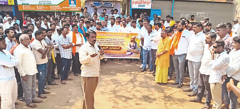 ಕಲಾದಗಿ ಪಟ್ಟಣದ ಹಿಂದೂ ಜಾಗರಣ ವೇದಿಕೆ ಕಲಾದಗಿ ಘಟಕ ಹಾಗೂ ಸಕಲ ಸಮಾಜದ ನೇತೃತ್ವದಲ್ಲಿ ಹಮ್ಮಿಕೊಂಡಿದ್ದ ಪ್ರತಿಭಟನೆಯಲ್ಲಿ ಹಿಂಜಾವೇ ಪ್ರಮುಖ ಕೃಷ್ಣಾ ಸುಲಾಖೆ ಮಾತನಾಡಿದರು. ಬಶೆಟ್ಟೆಪ್ಪ ಅಂಗಡಿ, ಶ್ರೀಧರ ವಾಘ, ಲಕ್ಷ್ಮಣ ಶಿರಬೂರ, ದಯಾನಂದ ವಾಘ, ಅಜಯ ಕುಲಕರ್ಣಿ, ತಿಮ್ಮಣ್ಣ ಬಟಕುರ್ಕಿ ಇತರರಿದ್ದರು.