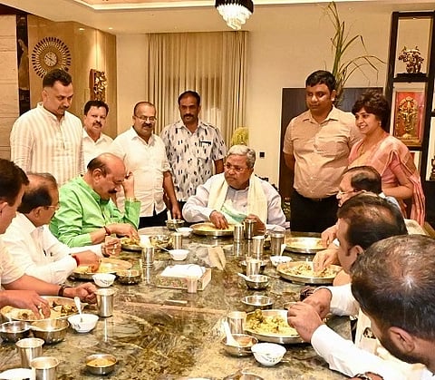 ಮಾಜಿ ಸಚಿವ ಕೆ.ಎನ್​.ರಾಜಣ್ಣ ನಿವಾಸದಲ್ಲಿ ಬಾಡೂಟ ಸವಿದ ಸಿಎಂ ಸಿದ್ದರಾಮಯ್ಯ.