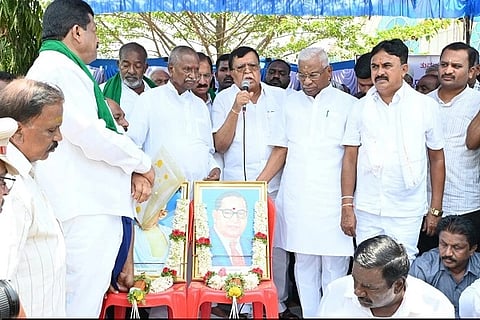  ತುಮಕೂರು ಜಿಲ್ಲಾಧಿಕಾರಿ ಕಚೇರಿ ಮುಂಭಾಗ ನೀರಿಗಾಗಿ ಮೈದಾಳ ಅಮಾನಿಕೆರೆ ಅಚ್ಚುಕಟ್ಟು ರೈತರ ಧರಣಿ ಸತ್ಯಾಗ್ರಹದಲ್ಲಿ ಮಾಜಿ ಸಚಿವ ಕೆ.ಎನ್​.ರಾಜಣ್ಣ, ಜಿ.ಎಸ್​.ಬಸವರಾಜು, ಸೊಗಡುಶಿವಣ್ಣ, ಗಂಗಹನುಮಯ್ಯ, ಕಲ್ಲಹಳ್ಳಿ ದೇವರಾಜು ಸೇರಿ ನೂರಾರು ರೈತರು ಪಾಲ್ಗೊಂಡಿದ್ದರು. 