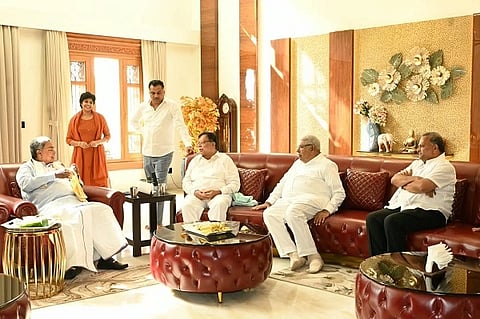 ಕ್ಯಾತಸಂದ್ರ ಕೆ.ಎನ್​.ರಾಜಣ್ಣ ನಿವಾಸದಲ್ಲಿ ಮಾಜಿ ಸಿಎಂ ಸಿದ್ದರಾಮಯ್ಯ ಭೋಜನ ಸವಿದರು. 