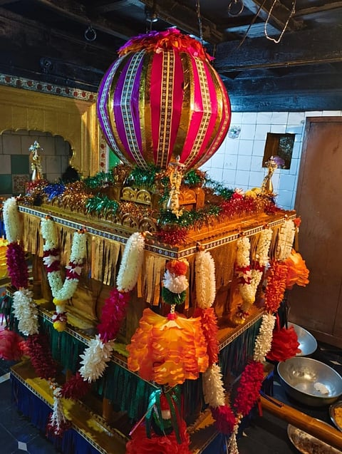 : ನರಗುಂದ ತಾಲೂಕು ಕೊಣ್ಣೂರಿನ ಹನುಂತಪ್ಪ ಸುಂಕದ ಅವರು ನಿರ್ಮಿಸಿಕೊಟ್ಟಿರುವ ತೇಗಿನ ಮರದ ಆಕರ್ಷಕ ಡೋಲಿ.