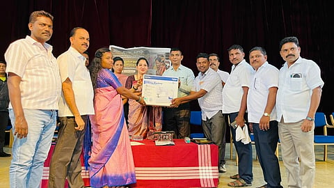 ಎಚ್.ಡಿ. ಕೋಟೆಯ ಅಂಬೇಡ್ಕರ್ ಭವನದಲ್ಲಿ ಹಮ್ಮಿಕೊಂಡಿದ್ದ ಕಾರ್ಯಕ್ರಮದಲ್ಲಿ  ಆದಿವಾಸಿ ಮಹಿಳೆಯರಿಗೆ ಉಚಿತ ಹೊಲಿಗೆ ಯಂತ್ರ ವಿತರಣೆ ಮಾಡಲಾಯಿತು. ಸೌಮ್ಯಾ ಅನಿಲ್ ಚಿಕ್ಕಮಾದು, ಸಿಡಿಪಿಒ ದೀಪಾ,  ತಹಸೀಲ್ದಾರ್ ಶ್ರೀನಿವಾಸ್, ಲ್ಯಾಪ್ಸ್ ಸೊಸೈಟಿ ಅಧ್ಯಕ್ಷ ಶೈಲೇಂದ್ರ, ನಿರ್ದೇಶಕರಾದ ಪುಟ್ಟಬಸವ, ರವಿ ಇತರರು ಇದ್ದರು. 