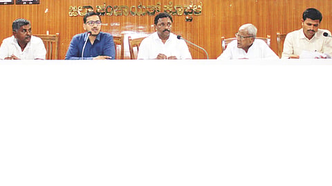 ಕೊಪ್ಪಳದಲ್ಲಿ ಜಿಲ್ಲಾ ಮಟ್ಟದ ಗ್ಯಾರಂಟಿ ಯೋಜನೆಗಳ ಪ್ರಗತಿ ಪರಿಶೀಲನಾ ಸಭೆಯಲ್ಲಿ ಜಿಲ್ಲಾ ಅನುಷ್ಠಾನ ಪ್ರಾಧಿಕಾರದ ಅಧ್ಯಕ್ಷ ರಡ್ಡಿ ಶ್ರೀನಿವಾಸ ಮಾತನಾಡಿದರು. ಜಿಪಂ ಸಿಇಒ ವರ್ಣಿತ್ ನೇಗಿ, ಗ್ಯಾರಂಟಿ ಅನುಷ್ಠಾನ ಪ್ರಾಧಿಕಾರದ ಉಪಾಧ್ಯಕ್ಷರಾದ ಮಂಜುನಾಥ ಗೋಂಡಬಾಳ, ಕಾಸಿಮ್ ಸಾಬ್, ಎಸ್.ಜಿ.ಅಮರೇಶಪ್ಪ ಇತರರಿದ್ದರು.