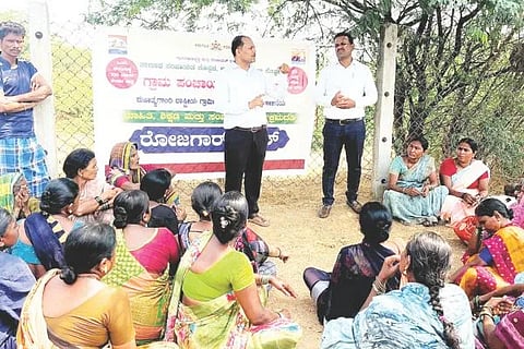 ನರೇಗಾ ಯೋಜನೆಯಡಿ ಕೈಗೊಂಡ ಕೊಪ್ಪಳದ ಗಿಣಿಗೇರಾ ಕೆರೆ ಹೂಳೆತ್ತುವ ಕಾಮಗಾರಿ ಸ್ಥಳಕ್ಕೆ ಜಿಲ್ಲಾ ಪಂಚಾಯಿತಿ ಐಇಸಿ ಸಂಯೋಜಕ ಶ್ರೀನಿವಾಸ ಚಿತ್ರಗಾರ ಭೇಟಿ ನೀಡಿ ವಿಮೆ ನೋಂದಣಿ ಕುರಿತು ಮಾಹಿತಿ ನೀಡಿದರು. ತಾಲೂಕು ಐಇಸಿ ಸಂಯೋಜಕ ದೇವರಾಜ ಪತ್ತಾರ ಇದ್ದರು.