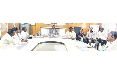 ಕೊಪ್ಪಳ ತಹಸಿಲ್ ಕಚೇರಿ ಸಭಾಂಗಣದಲ್ಲಿ ಬಾಲ್ಯವಿವಾಹ ನಿಷೇಧ ಕಾಯ್ದೆ-2006 ಹಾಗೂ ಕರ್ನಾಟಕ ತಿದ್ದುಪಡಿ-2016ರ ಜಾಗೃತಿ ಕಾರ್ಯಕ್ರಮಲ್ಲಿ ನ್ಯಾ. ಮಹಾಂತೇಶ ಎಸ್. ದರಗದ ವಾತನಾಡಿದರು. ಜಿಲ್ಲಾ ಮಕ್ಕಳ ರಕ್ಷಣಾಧಿಕಾರಿ ಸಿಂಧು ಅಂಗಡಿ, ಗ್ರೇಡ್-2 ತಹಸೀಲ್ದಾರ್ ಗವಿಸಿದ್ದಪ್ಪ ಮಣ್ಣೂರ, ಜಿಲ್ಲಾ ಮಕ್ಕಳ ಕಲ್ಯಾಣ ಸಮಿತಿ ಅಧ್ಯಕ್ಷ ಪ್ರಕಾಶ ಕಡಗದ, ಸಹಾಯಕ ಶಿಶು ಅಭಿವೃದ್ಧಿ ಯೋಜನಾಧಿಕಾರಿ ಶರಣಪ್ಪ ಇದ್ದರು.