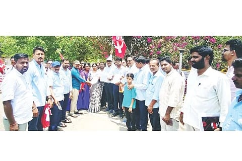 ಕೊಪ್ಪಳದಲ್ಲಿ ಸರ್ಕಾರಿ ಹಾಸ್ಟೆಲ್ ಮತ್ತು ವಸತಿ ಶಾಲಾ ಹೊರಗುತ್ತಿಗೆ ನೌಕರರಿಂದ ವಿವಿಧ ಬೇಡಿಕೆಗಳ ಈಡೇರಿಕೆಗಾಗಿ ಇಲಾಖೆ ಕಲ್ಯಾಣಾಧಿಕಾರಿಗಳಿಗೆ ಮನವಿ ಸಲ್ಲಿಸಲಾಯಿತು. ಸಮಿತಿ ಜಿಲ್ಲಾ ಅಧ್ಯಕ್ಷ ಗ್ಯಾನೇಶ ಕಡಗದ, ಉಪಾಧ್ಯಕ್ಷ ಮಹ್ಮದ ರಫೀಕ್, ಖಜಾಂಜಿ ಪಕೀರಪ್ಪ, ಪ್ರಧಾನ ಕಾರ್ಯದರ್ಶಿ ದಾವಲಸಾಬ, ಪದಾಧಿಕಾರಿಗಳಾದ ಬಸವರಾಜ, ಬಾಳೇಶ ಅಂಗಡಿ, ಹನುಮಂತ, ಗಂಗೇಶ, ಶೇಖರಪ್ಪ, ಹನುಮೇಶ ಮುಕ್ಕುಂಪಿ, ದಸಾಂತಮ್ಮ, ಪಾರ್ವತಿ ಇತರರಿದ್ದರು.