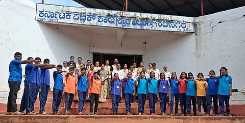 kps parliament ಹುಬ್ಬಳ್ಳಿಯ ನವನಗರ ಕೆಪಿಎಸ್​ ಪ್ರೌಢಶಾಲೆಯಲ್ಲಿ ಶಾಲಾ ಸಂಸತ್​ ಸದಸ್ಯರಿಗೆ ಪ್ರಮಾಣ ವಚನ ಬೋಧಿಸಲಾಯಿತು. ಎಸ್​.ಎಸ್​. ಹರಕುಣಿ, ಶಕುಂತಲಾ ಗಡೆಂಕನಹಳ್ಳಿ, ಶಾರದಾ ವೈ.ಕೆ., ಜೆ.ಎಸ್​. ಗರಸಂಗಿ, ಶಾರದಾ ಡಂಬಳ, ಇತರರು ಇದ್ದರು.