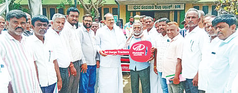 ಕೆ.ಆರ್.ನಗರದ ಎಂಸಿಡಿಸಿಸಿ ಬ್ಯಾಂಕ್ ಆವರಣದಲ್ಲಿ ಎಂಸಿಡಿಸಿಸಿ ಬ್ಯಾಂಕ್ ಅಧ್ಯಕ್ಷ ದೊಡ್ಡಸ್ವಾಮೇಗೌಡ ಫಲಾನುಭವಿಯೊಬ್ಬರಿಗೆ ಟ್ರಾೃಕ್ಟರ್ ಕೀ ವಿತರಿಸಿದರು.
