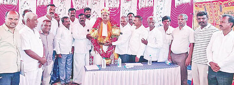 ಕೆ.ಆರ್.ನಗರ ತಾಲೂಕಿನ ಹೊಸಹಳ್ಳಿ ಕೃಷಿಪತ್ತಿನ ಸಹಕಾರ ಸಂಘದ ಆಡಳಿತ ಕಚೇರಿಯಲ್ಲಿ ಎಂಸಿಡಿಸಿಸಿ ಬ್ಯಾಂಕ್ ಅಧ್ಯಕ್ಷ ದೊಡ್ಡಸ್ವಾಮೇಗೌಡ ಅವರನ್ನು ಸಂಘದ ವತಿಯಿಂದ ಸನ್ಮಾನಿಸಲಾಯಿತು. ಸಂಘದ ಅಧ್ಯಕ ವಿಜಯಕುಮಾರ್, ರಾಜನಾಯಕ, ರಮೇಶ್, ಸುರೇಶ್ ಇತರರು ಇದ್ದರು. 