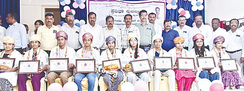 ಕೆ.ಆರ್.ನಗರದ ಸರ್ಕಾರಿ ಪ್ರಥಮ ದರ್ಜೆ ಕಾಲೇಜಿನಲ್ಲಿ ಎಸ್‌ಎಸ್‌ಎಲ್‌ಸಿ ಮತ್ತು ಪಿಯುಸಿ ಪರೀಕ್ಷೆಯಲ್ಲಿ ಉತ್ತಮ ಫಲಿತಾಂಶ ಪಡೆದ ಶಾಲೆ ಶಿಕ್ಷಕರು ಹಾಗೂ ಉತ್ತಮ ಅಂಕ ಪಡೆದ ವಿದ್ಯಾರ್ಥಿಗಳನ್ನು ಅಭಿನಂದಿಸಲಾಯಿತು. ಶಾಸಕ ಡಿ.ರವಿಶಂಕರ್, ಬಿಇಒ ಆರ್.ಕೃಷ್ಣಪ್ಪ, ಉದಯಕುಮಾರ್ ಇತರರು ಇದ್ದರು.