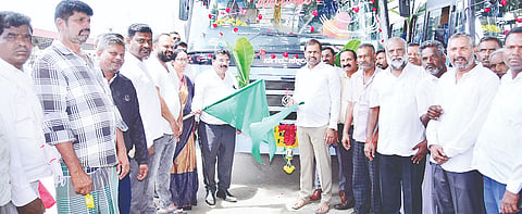 ಕೆ.ಆರ್.ನಗರ ಪಟ್ಟಣದ ಬಸ್ ನಿಲ್ದಾಣದಲ್ಲಿ ಹೊಸ ಬಸ್‌ಗಳ ಸಂಚಾರಕ್ಕೆ ಶಾಸಕ ಡಿ.ರವಿಶಂಕರ್ ಚಾಲನೆ ನೀಡಿದು. ಗಡ್ಡಮಹೇಶ್, ಪ್ರಕಾಶ್, ನಟರಾಜು,  ಕೆಂಚಿಮಂಜು, ವೀರೇಶ್ ತ್ಯಾಪಿ ಇತರರು ಇದ್ದರು.