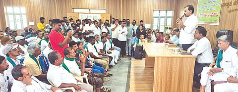 ಪಟ್ಟಣದ ತಾಲೂಕು ಕಚೇರಿ ಸಭಾಂಗಣದಲ್ಲಿ ಬಿತ್ತನೆ ಬೀಜ, ರಸಗೊಬ್ಬರ ಲಭ್ಯತೆ, ವಿದ್ಯುತ್ ಸರಬರಾಜು ಮತ್ತು  ಮಳೆ ಕೊರತೆ ಇತ್ಯಾದಿ ವಿಷಯಗಳ ಬಗ್ಗೆ ಕರೆಯಲಾದ ಎರಡು ತಾಲೂಕುಗಳ ರೈತ ಮುಖಂಡರ ಸಭೆಯಲ್ಲಿ ಶಾಸಕ ಡಿ.ರವಿಶಂಕರ್ ಮಾತನಾಡಿದರು. ತಹಸೀಲ್ದಾರ್‌ಗಳಾದ ಜಿ.ಸುರೇಂದ್ರಮೂರ್ತಿ, ರುಕಿಯಾ ಬೇಗಂ, ಇಒಗಳಾದ ವಿ.ಪಿ.ಕುಲದೀಪ್, ಎಸ್.ರವಿ, ಕೃಷಿ ಇಲಾಖೆಯ ಸಹಾಯಕ ನಿರ್ದೇಶಕ ಮಲ್ಲಿಕಾರ್ಜುನ್,  ರೈತ ಮುಖಂಡರಾದ ಗರುಡಗಂಭ ಸ್ವಾಮಿ, ಎಂ.ಜೆ.ಕುಮಾರ್, ಜೆ.ಶಿವಣ್ಣ ಹಾಜರಿದ್ದರು. 