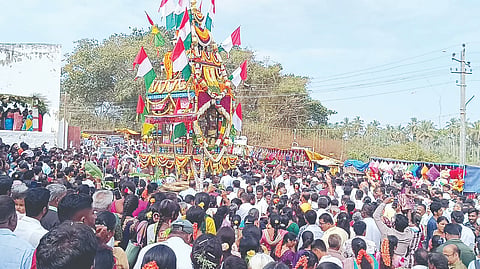 ಕೆ.ಆರ್.ಪೇಟೆ ಸಮೀಪದ ಹೇಮಾವತಿ ನದಿ ತೀಋದ ಹೇಮಗಿರಿಯ ಶ್ರೀ ಕಲ್ಯಾಣ ವೆಂಕಟರಮಣ ಸ್ವಾಮಿಯವರ ಬ್ರಹ್ಮ ರಥೋತ್ಸವ ಭಾನುವಾರ ಸಾವಿರಾರು ಭಕ್ತರ ಸಮ್ಮುಖದಲ್ಲಿ ವಿಜೃಂಭಣೆಯಿಂದ ನೆರವೇರಿತು.
