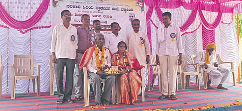 ಕೆರೂರ ಸಮೀಪದ ಬೆಳ್ಳಿಕಿಂಡಿ ಗ್ರಾಮದ ವಯೋ ನಿವೃತ್ತಿ ಹೊಂದಿದ ಶಿಕ್ಷಕ ಶಿವಪುತ್ರಪ್ಪ ಕುಡಕಿ ದಂಪತಿಯನ್ನು ಗ್ರಾಮಸ್ಥರು ಹಾಗೂ ಸಿಬ್ಬಂದಿ ವೃಂದ, ವಿದ್ಯಾರ್ಥಿಗಳು ಸನ್ಮಾನಿಸಿದರು.
